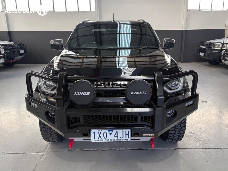 
								Isuzu 150000 Utility Crew Cab BLACK full									