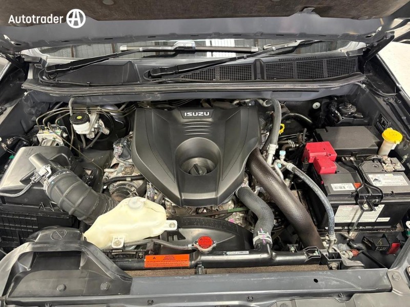 
								Isuzu 150000 Utility Crew Cab BLACK full									