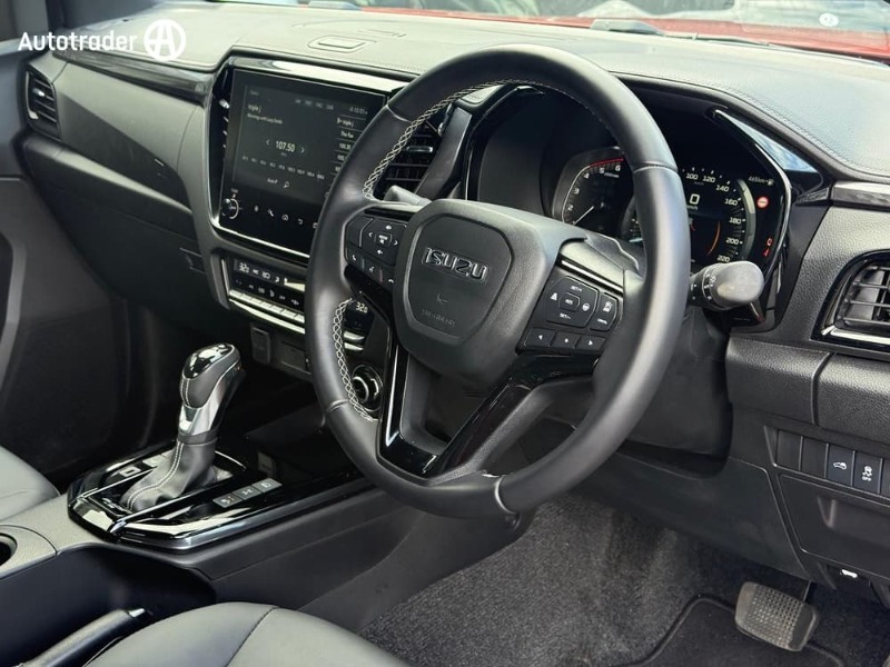 
								Isuzu D-MAX Blade My24 full									