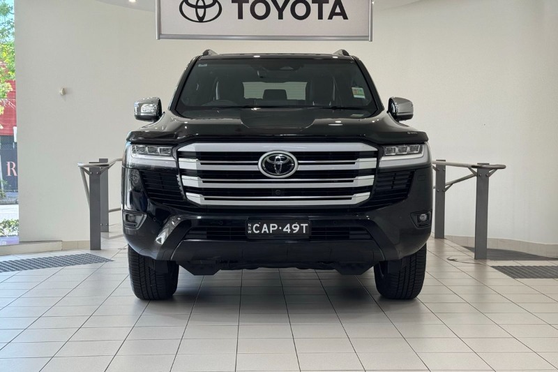 
								2025 Toyota Landcruiser Sahara FJA300R $123,812 full									