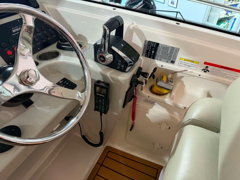 
								Boston Whaler 285 Conquest Hard Top – 2014 Model full									
