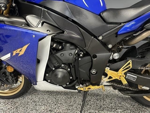 
								Yamaha YZF-R1 MY12 full									