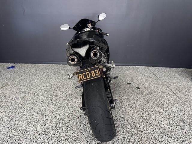 
								Yamaha YZF-R1 full									