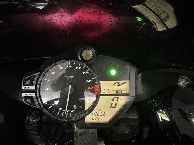 
								Yamaha YZF-R1 full									