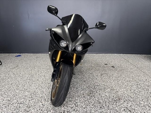 
								Yamaha YZF-R1 full									
