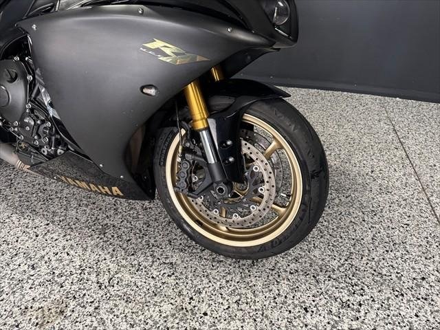 
								Yamaha YZF-R1 full									