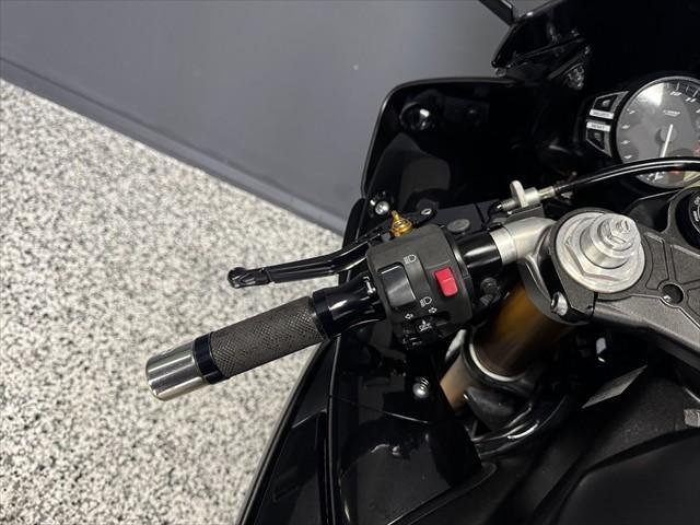 
								Yamaha YZF-R1 full									