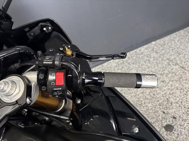 
								Yamaha YZF-R1 full									