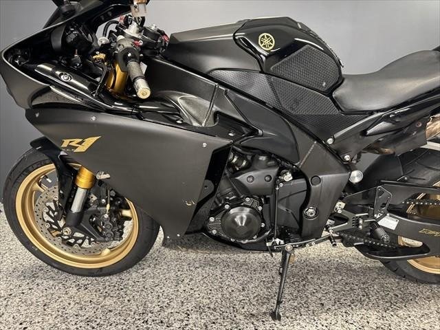 
								Yamaha YZF-R1 full									