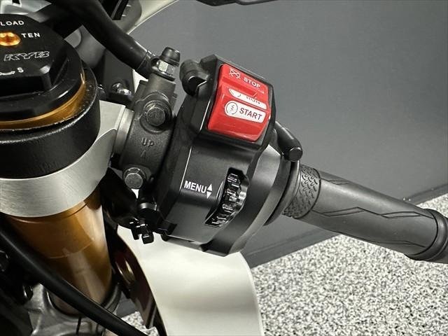 
								Yamaha YZF-R1 60th Anniversary WGP full									