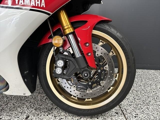 
								Yamaha YZF-R1 60th Anniversary WGP full									