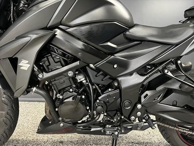 
								Suzuki GSX-S750 full									