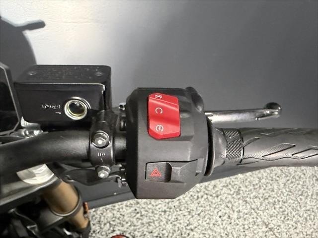
								Suzuki GSX-8T full									