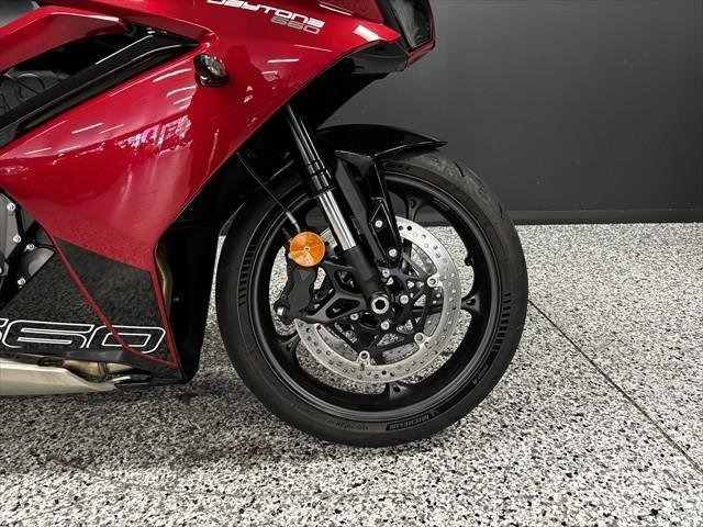 
								Triumph Daytona 660 LAMS full									
