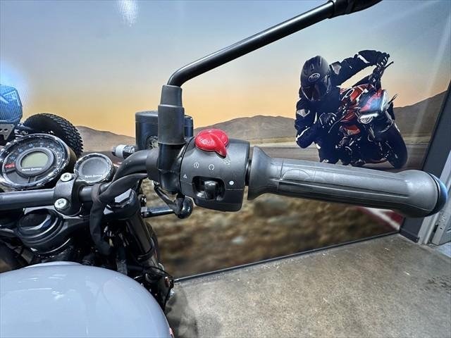 
								Royal Enfield Meteor 350 Fireball full									