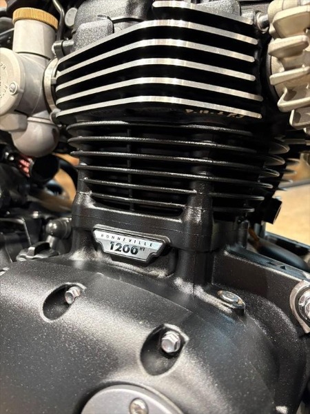 
								Triumph Bonneville Bobber full									