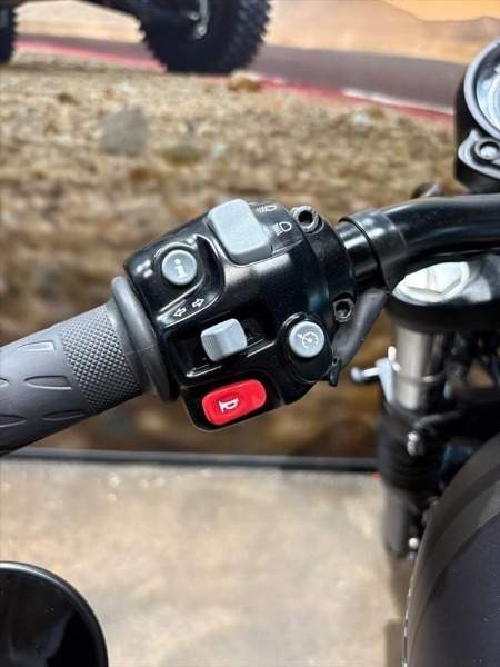 
								Triumph Bonneville Bobber full									