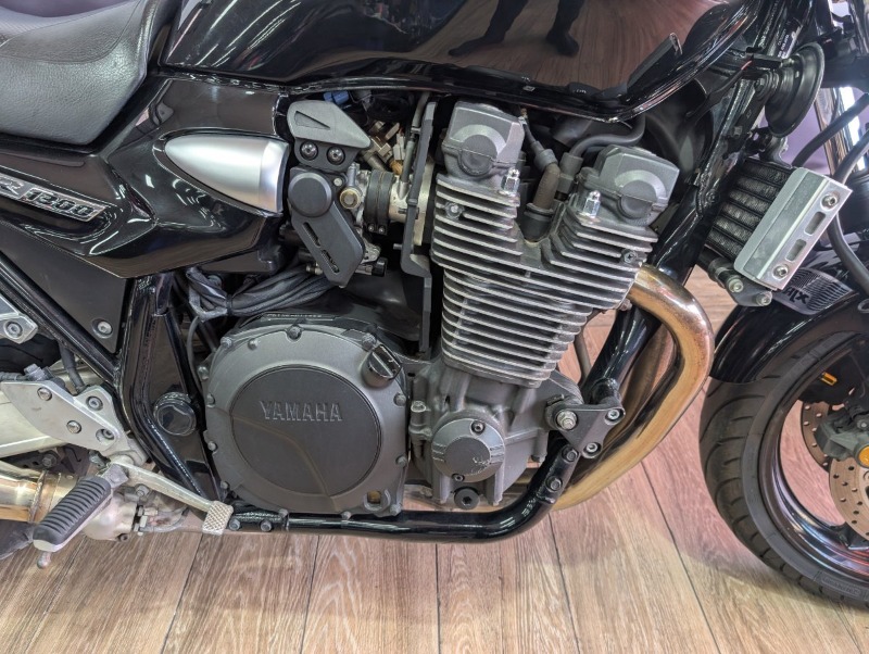 
								Yamaha XJR1300 full									