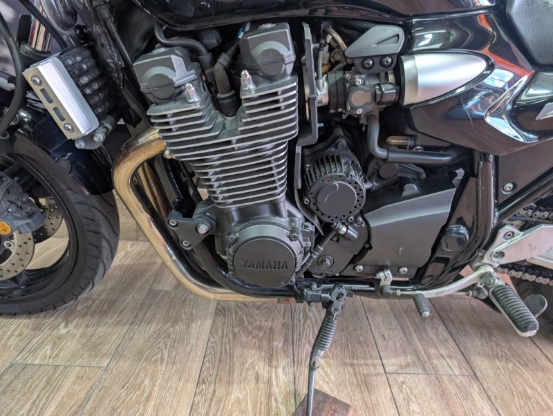 
								Yamaha XJR1300 full									