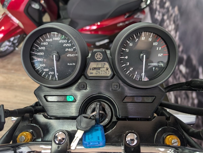 
								Yamaha XJR1300 full									