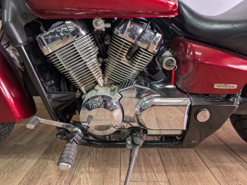 
								Honda VT750C Shadow full									