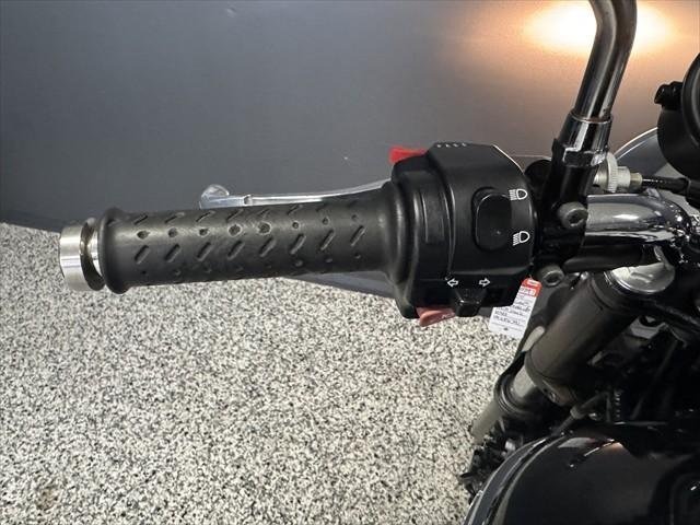 
								Triumph Bonneville SE full									