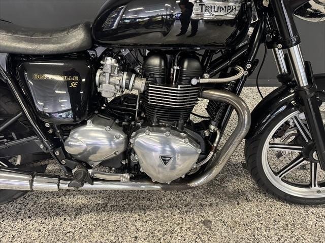 
								Triumph Bonneville SE full									