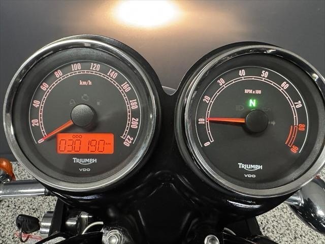 
								Triumph Bonneville SE full									