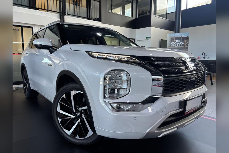 
								Mitsubishi Outlander PHEV full									