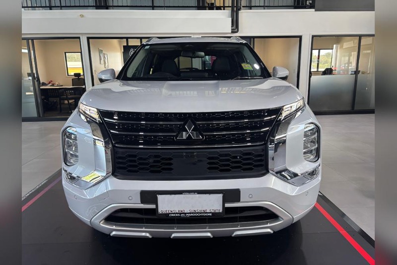 
								Mitsubishi Outlander PHEV full									