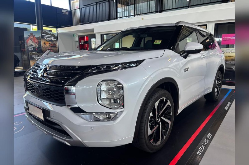
								Mitsubishi Outlander PHEV full									