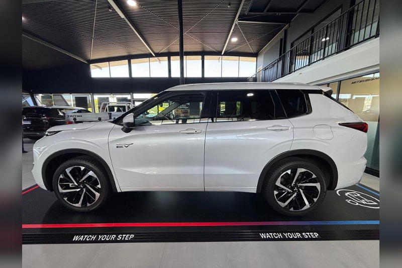 
								Mitsubishi Outlander PHEV full									