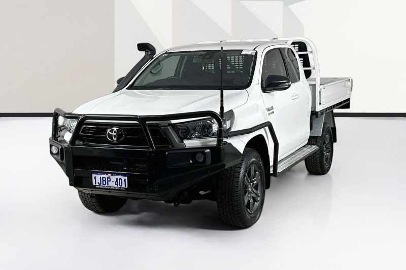 
								Toyota HILUX GUN126R SR (4×4) full									