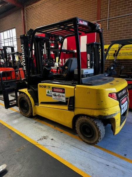 
								Secondhand Hyundai 5 Tonne Electric Forklift full									
