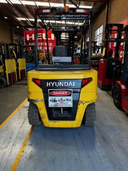 
								Secondhand Hyundai 5 Tonne Electric Forklift full									
