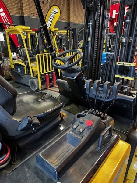 
								Secondhand Hyundai 5 Tonne Electric Forklift full									