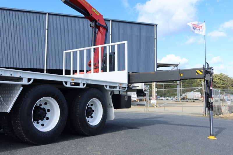 
								Isuzu FVY 240-300 – 6×4 – REAR MOUNTED CRANE TRUCK full									
