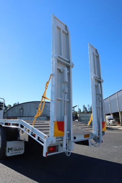 
								Isuzu FYJ 300-350 8×4 – BEAVERTAIL full									