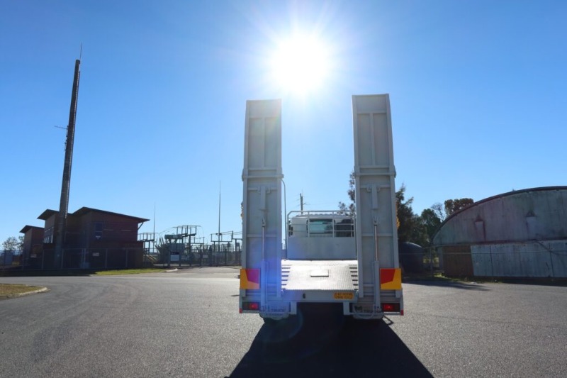 
								Isuzu FYJ 300-350 8×4 – BEAVERTAIL full									