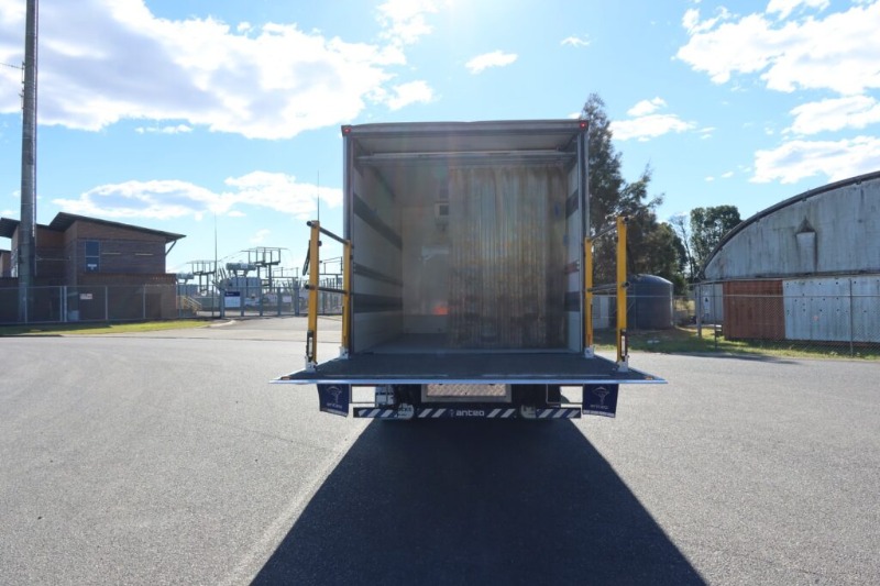 
								Isuzu NPR 65-190 AMT Auto – REFRIGERATED TRUCK WITH STAND-UP TAILGATE LOADER full									