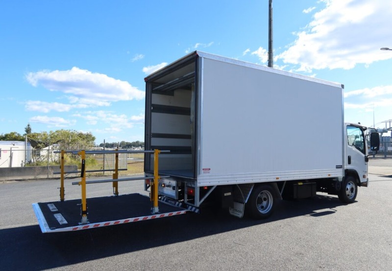 
								Isuzu NPR 65-190 AMT Auto – REFRIGERATED TRUCK WITH STAND-UP TAILGATE LOADER full									