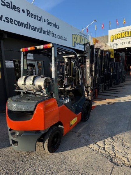 
								Used Toyota 2.5 Tonne Container Mast Forklift full									