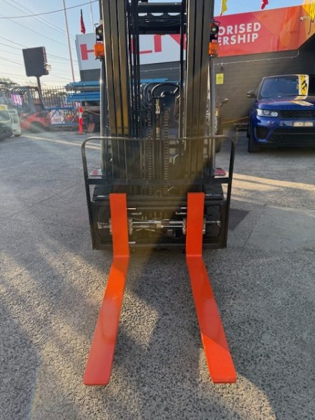 
								Used Toyota 2.5 Tonne Container Mast Forklift full									