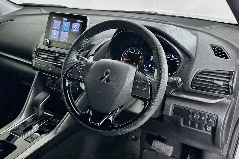 
								Mitsubishi ECLIPSE CROSS full									
