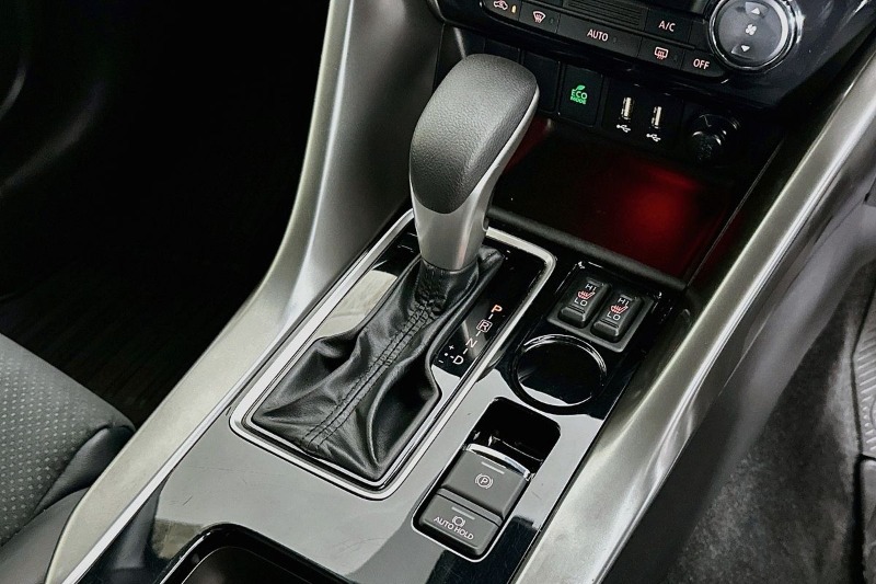
								Mitsubishi ECLIPSE CROSS full									