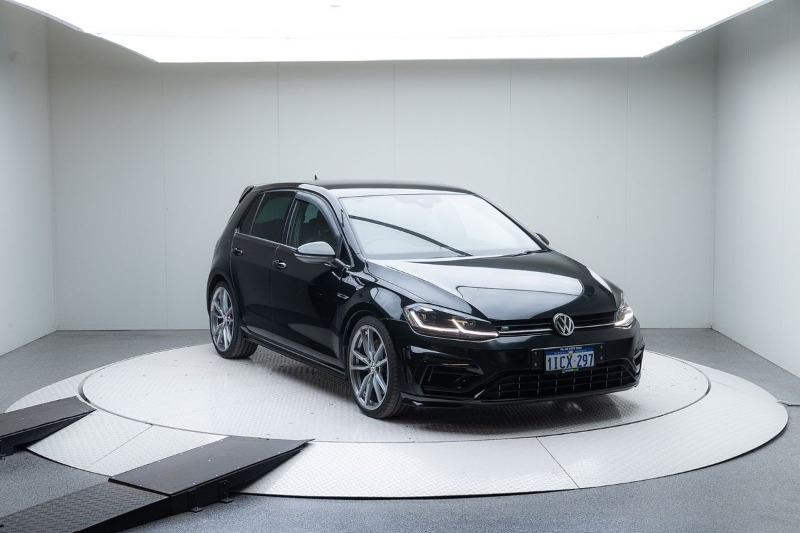 
								Volkswagen Golf R 7.5 full									