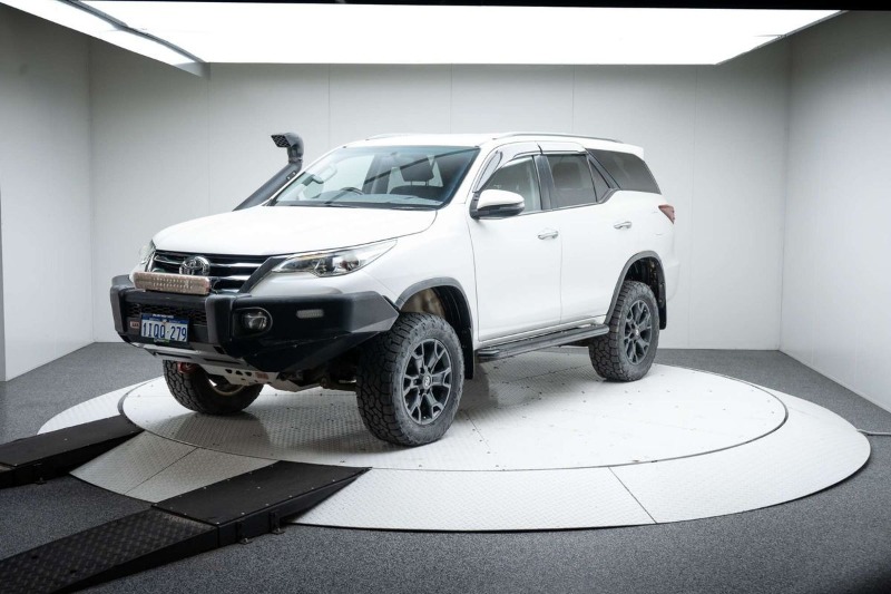
								Toyota Fortuner GXL GUN156R full									