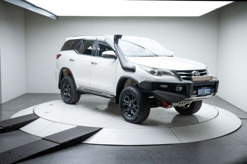 
								Toyota Fortuner GXL GUN156R full									