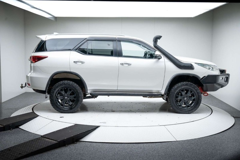 
								Toyota Fortuner GXL GUN156R full									