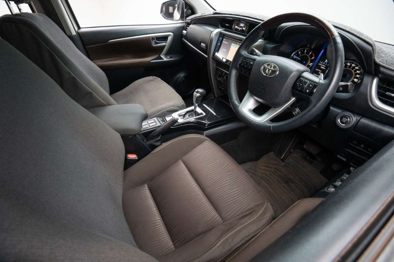 
								Toyota Fortuner GXL GUN156R full									
